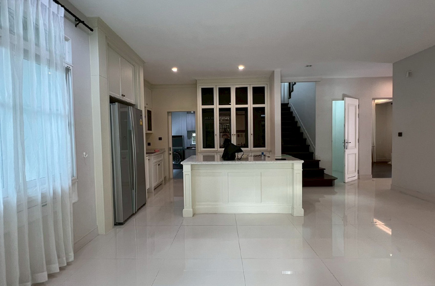 House with Shared Pool in Bangnatrad : Nantawan Bangna Km.7 